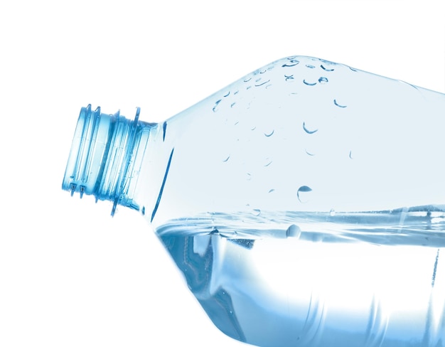 白い背景に水が描かれたプラスチック製のボトル