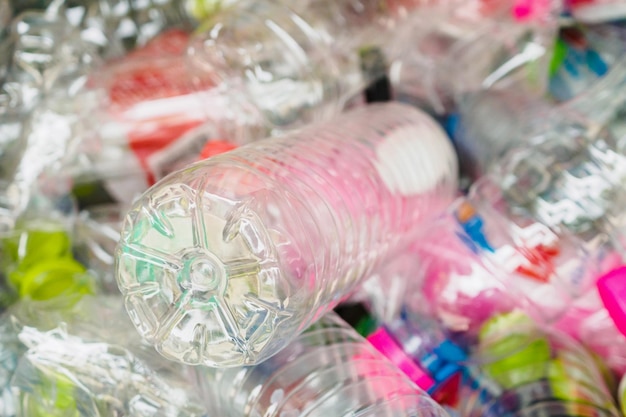 Пластиковые бутылки на мусорной станции крупным планом