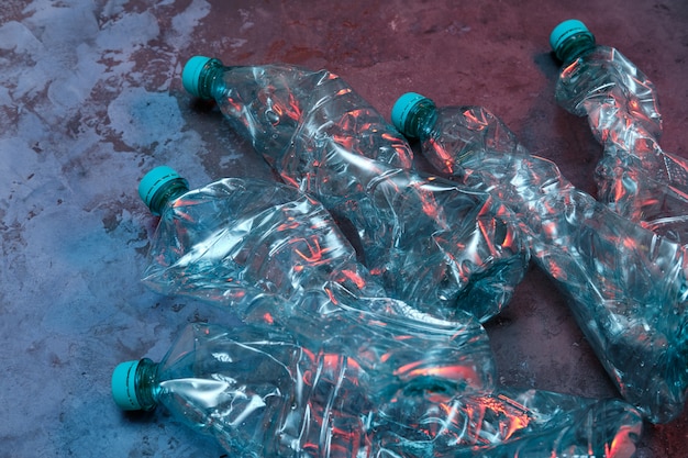 Foto bottiglie di plastica, riciclare la gestione dei rifiuti. disastro dell'inquinamento