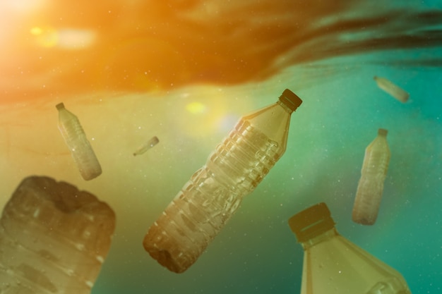 Foto bottiglie di plastica sotto il mare