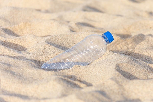 プラスチックボトル観光客が残したビーチ