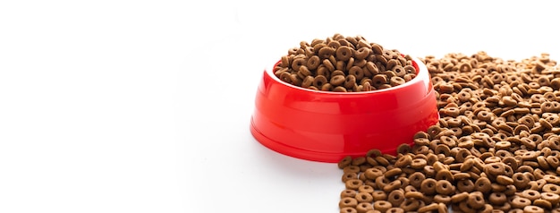 Photo plastic bowl full with dry dog food isolated on white background top view grain pet food with copy