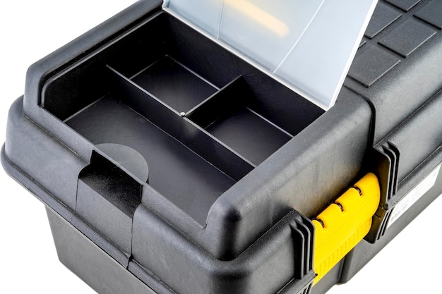Пластиковая коробка с желтыми замками для ремонтных инструментов, изолированная на белом фоне