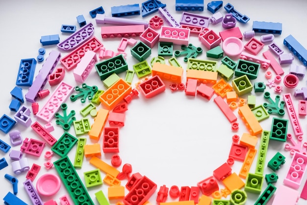 Foto modello di blocchi di plastica su sfondo bianco mattoni giocattolo colorati per la vista dall'alto dei bambini educativi