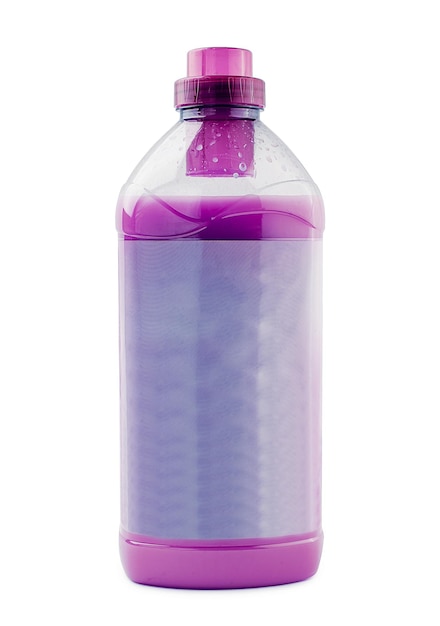 Чистая пластиковая бутылка, наполненная фиолетовым моющим средством.