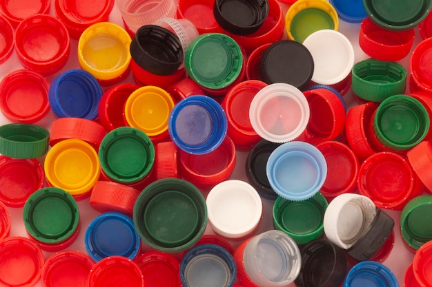 Foto coperchi colorati in plastica da riciclare