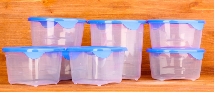 फोटो plastic containers for food on wooden background