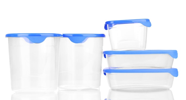 Plastic containers voor voedsel dat op wit wordt geïsoleerd