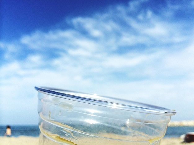 写真 空に照らされたプラスチックのカップ