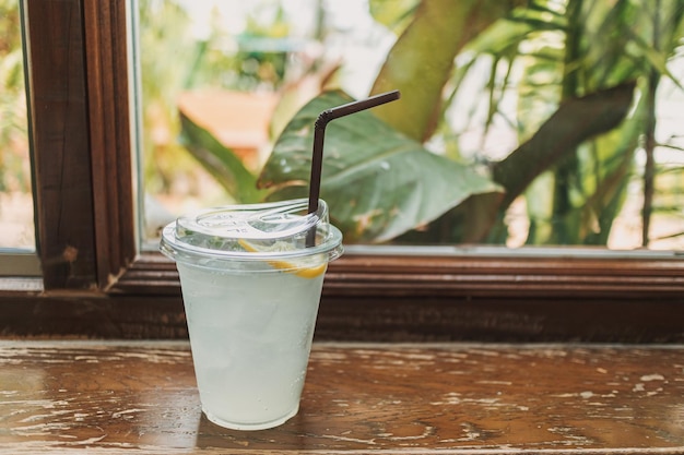 Bicchiere di plastica di bibita al limone nella caffetteria