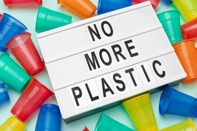 Фото Пластиковые стаканчики вокруг экологического письма
