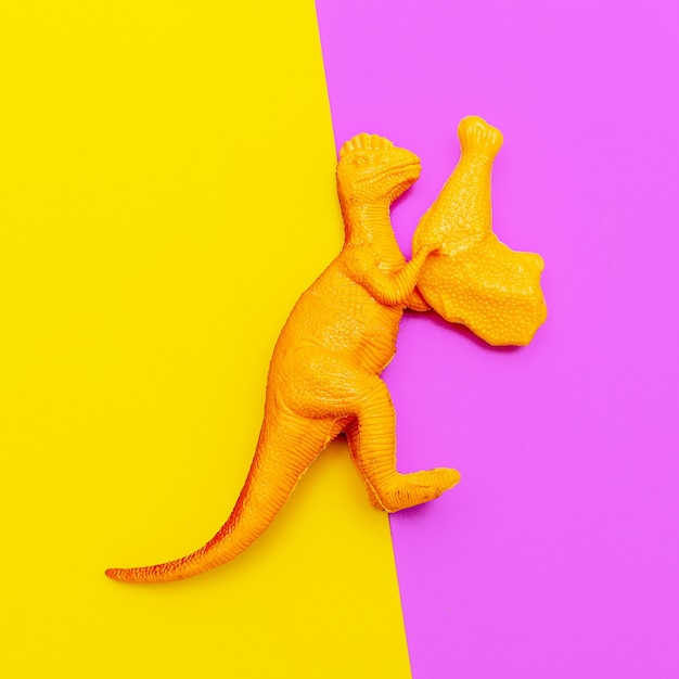 Foto dinosauro di plastica con pollo. arte del concetto di fast food