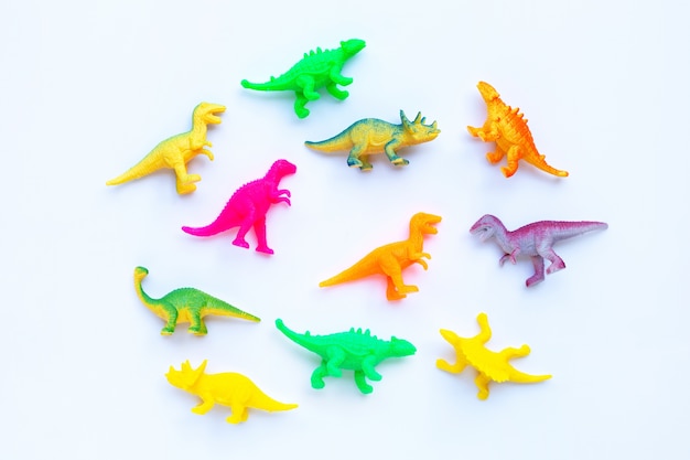 Plastic dinosaurusspeelgoed op wit. Bovenaanzicht