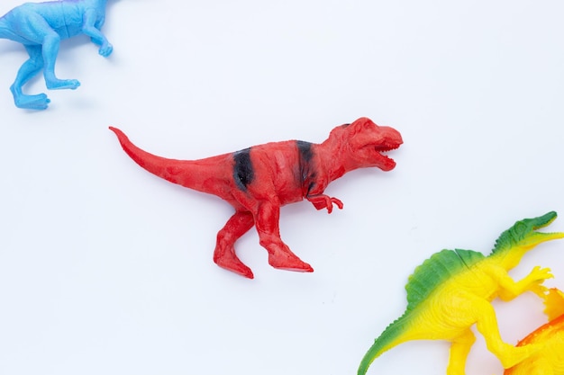Plastic dinosaurusspeelgoed op witte achtergrond Bovenaanzicht