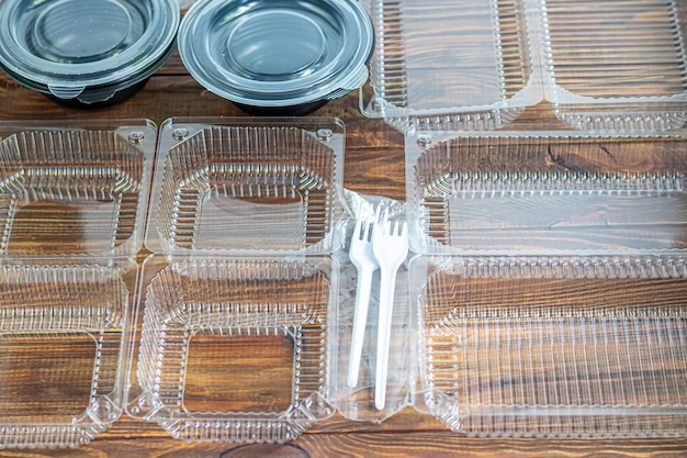 Foto piatti di plastica per la consegna a domicilio. contenitore usa e getta