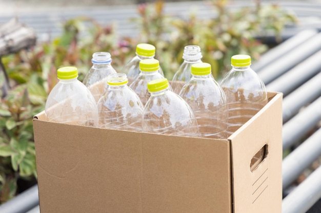 Plastic drinkflessen worden gescheiden in kartonnen dozen. Voor een gemakkelijke afvoer van het juiste soort afval Voor een goed milieu