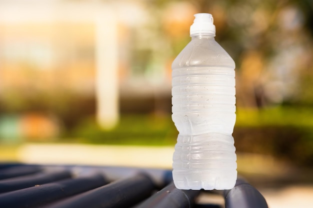 Plastic drinking water bottles Cold water is placed in the garden.