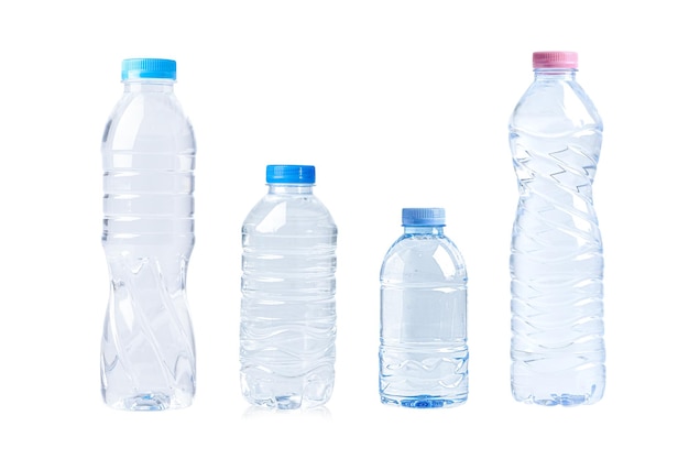Plastic fles gekleurde schroefdoppen voor recycle afval op witte achtergrond container water deksel