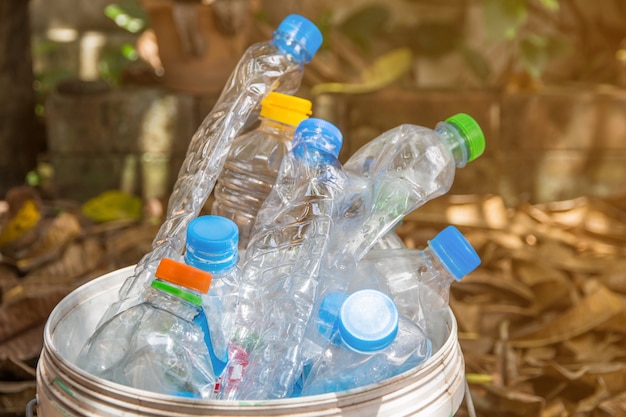 Plastic fles met doppen voor kringloopafval, veel afval van flessen waterafval