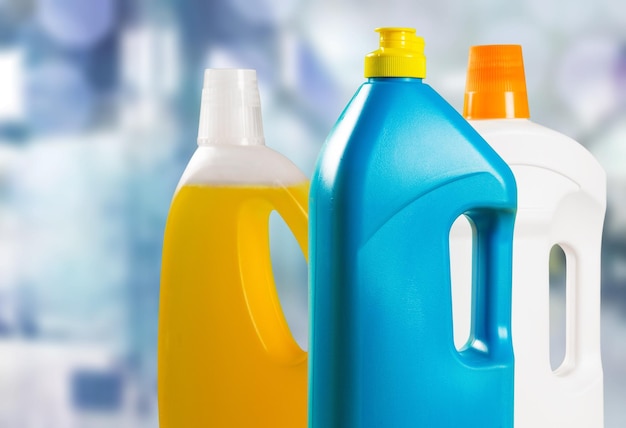 Plastic fles met huishoudelijke chemicaliën op licht