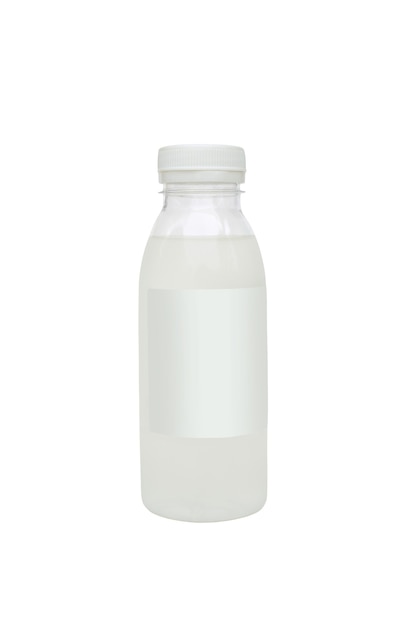 Plastic fles met water en leeg etiket dat op witte achtergrond wordt geïsoleerd.