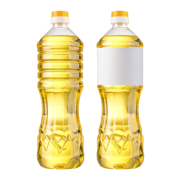 Plastic fles plantaardige olie geïsoleerd op een witte achtergrond Lay-out van de verpakking met een fles met uitknippad inbegrepen