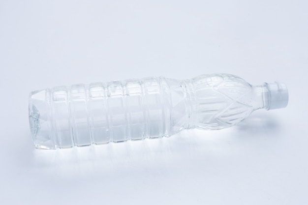 Plastic fles witte azijn op wit oppervlak