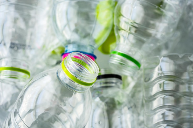 Plastic flessen die achtergrondconcept recycleren