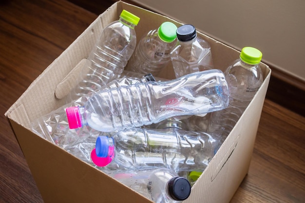 Plastic flessen in hergebruik concept voor hergebruik van papieren dozen