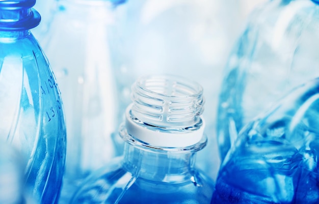 Plastic flessen water op achtergrond