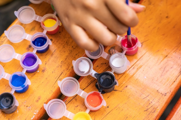 Plastic flessen waterverf voor het schilderen in een verscheidenheid van kleuren met borstels beschikbaar