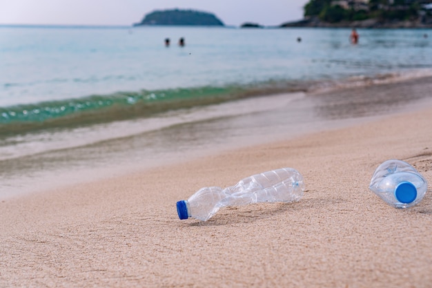 Plastic flessen werden achtergelaten op het strand