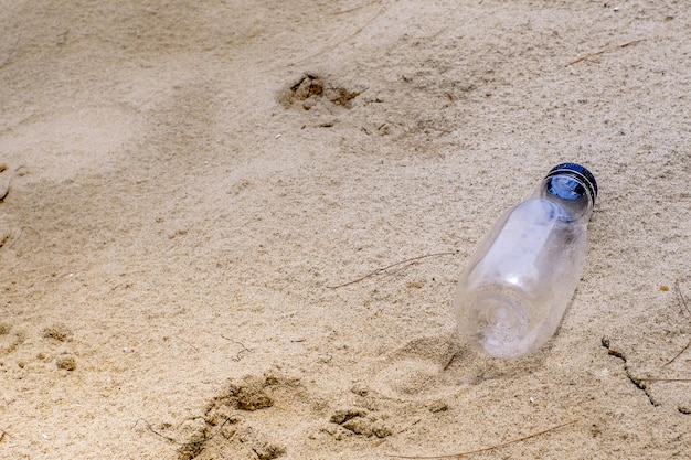 Foto plastic flessen zijn samentrekkend, worden weggegooid als afval, niet in de prullenbak.