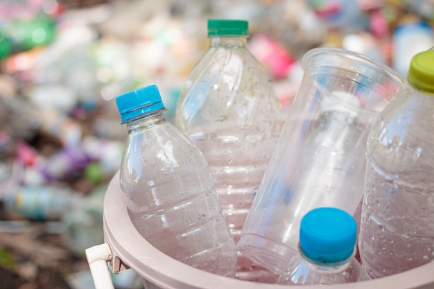 Plastic flessenhuisvuil voor recyclerend conceptenhergebruik