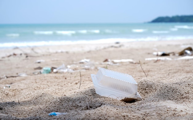 砂浜に残されたプラスチック製の食料箱 廃棄物 汚染 ゴミ 背景のぼんやり ゴミ処理 ゴミ管理 環境汚染の概念