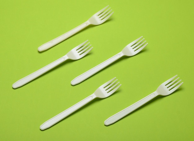 ピクニック用のプラスチック製フォーク。ミニマリストの傾向。上面図。