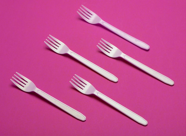 ピンクのピクニックのためのプラスチック製のフォーク。