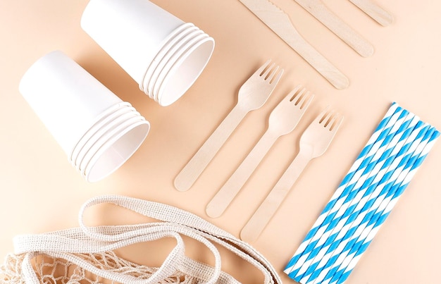 Set senza plastica con sacchetto di cotone, forchette, coltelli e tazze concetto di riciclaggio o rispettoso dell'ambiente concetto di zero sprechi