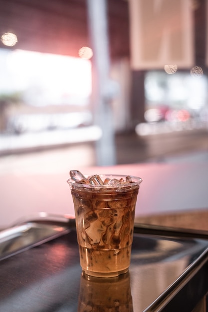 Plastic glas koffie op tafel