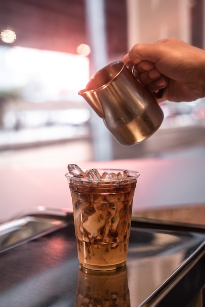 テーブルの上のコーヒーのプラスチックガラス