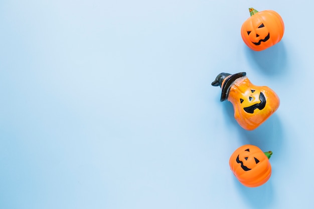 Plastic Halloween-pompoenen die in lijn worden gelegd