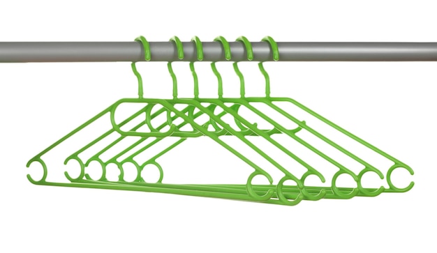 Пластиковые вешалки в ряд, изолированные на белом фоне