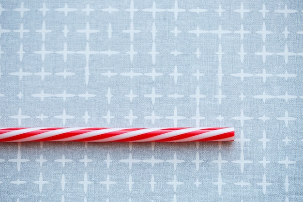 Plastic herbruikbaar rietje voor cocktails op een grijze achtergrond