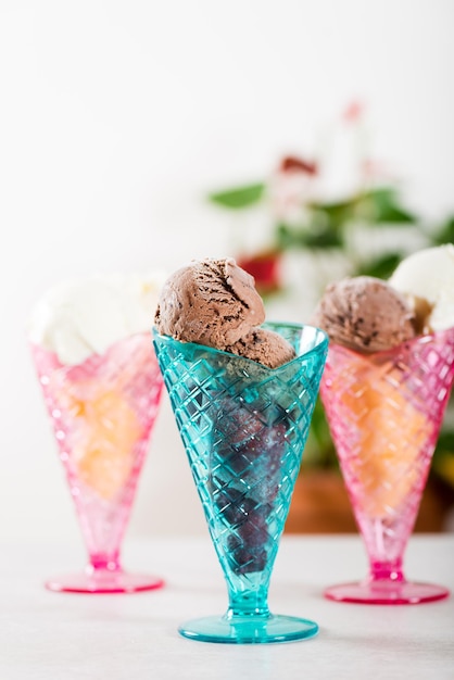 Пластиковые конусы мороженого с мороженым с шоколадом и ванильным льдом Cr