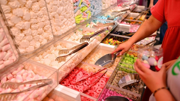 가게 에서 다채로운 사탕 으로 가득 찬 플라스틱 항아리