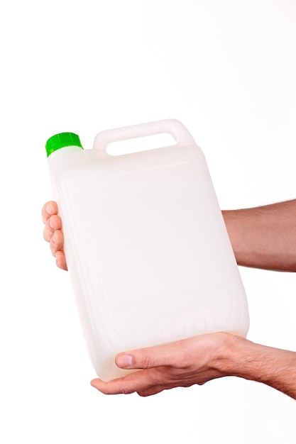 Plastic jerrycan ter beschikking op witte achtergrond