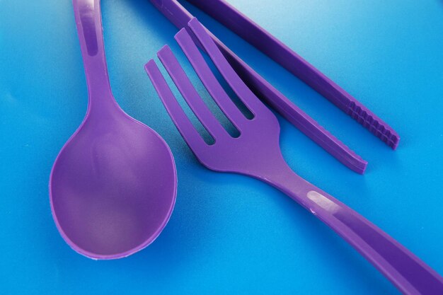 Foto utensili da cucina in plastica su sfondo blu