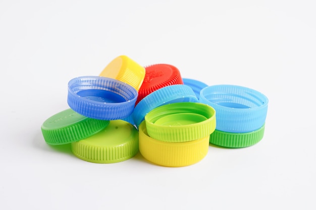 Plastic kroonkurken kleurrijk voor recycle op witte achtergrond