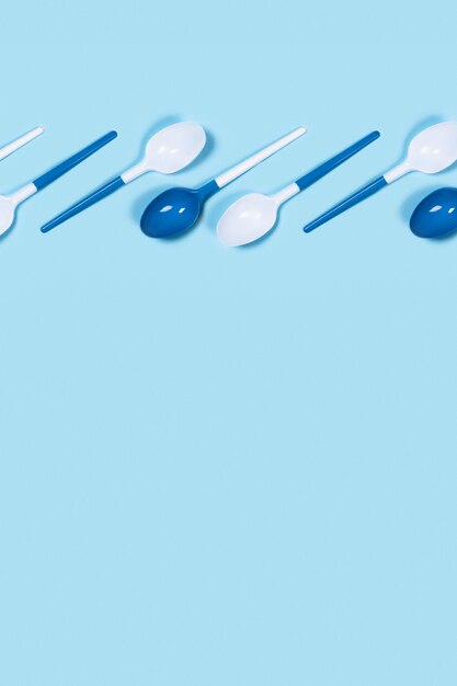 Plastic lepels op blauwe achtergrond