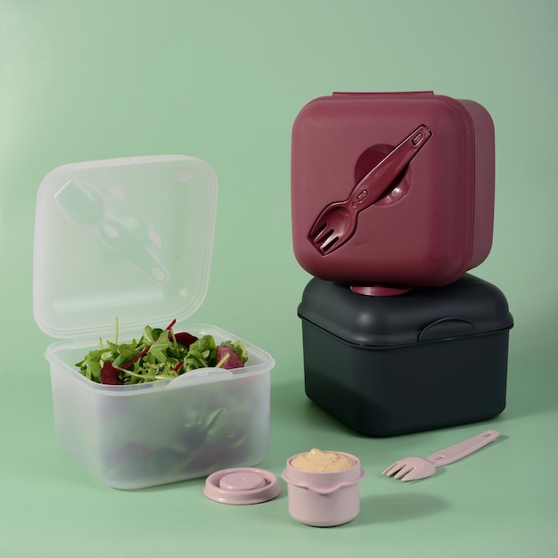 Plastic lunchboxen met gezonde voeding